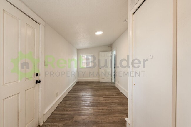 Building Photo - PERFECT HOME FOR STUDENTS OR PROFESSORS IN THE UNM AREA!!