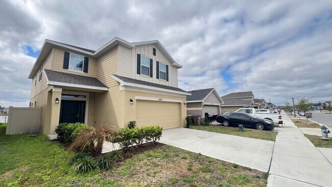 Building Photo - Beautiful Harmony Central Water Front Home AVAILABLE NOW!