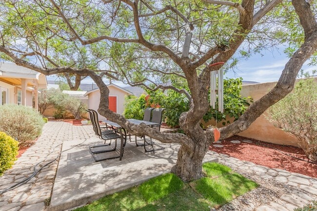 Building Photo - Conveniently located 3 Bedroom, 2 bath
