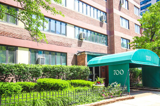 Building Photo - 700 W Bittersweet Pl