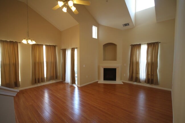 Building Photo - Condo | 2 Bed | 2 Bath | 1728SF | Tenant P...