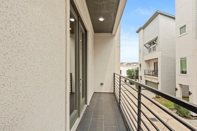 Building Photo - 2627 Hutchins St