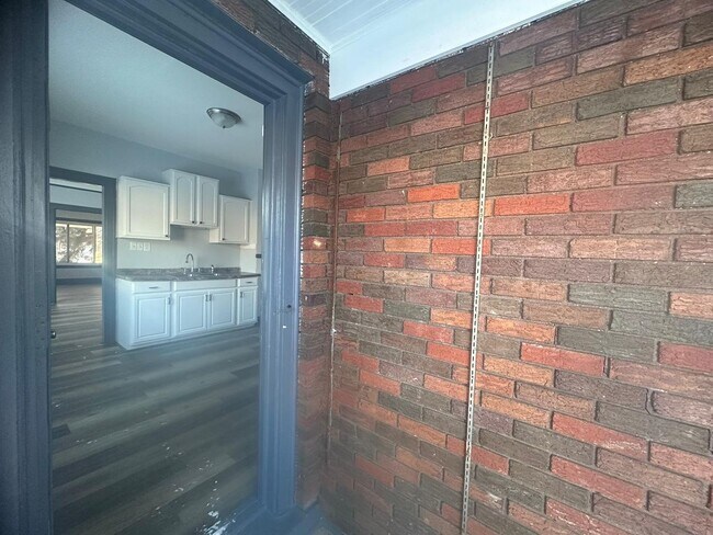 Building Photo - Move in Special!!! NEWLY UPDATED 3 B!EDROO...