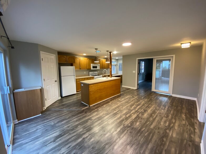 Building Photo - 2464-2 NE Ravenwood Dr