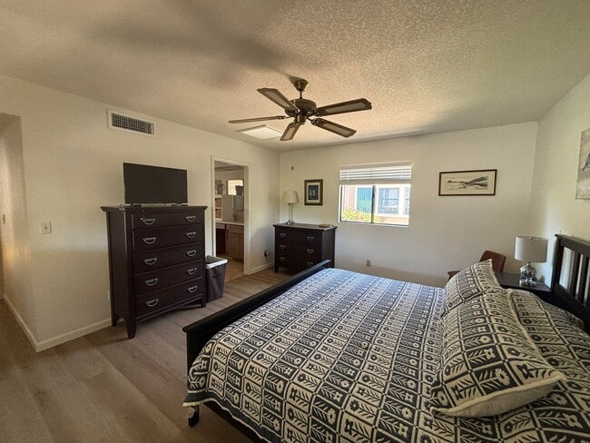 Building Photo - Lovely 3 bedroom 2 bath home in the grass in Leisure World a 45+ Active Adult Resort Community. M...