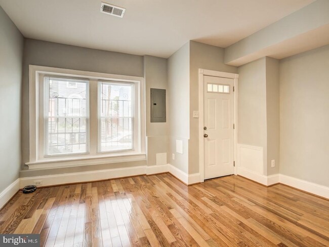 Building Photo - 424 Elm St NW