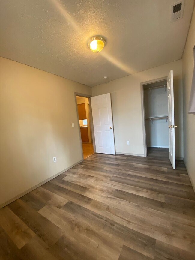 Building Photo - Upper unit-3 bed /2 bath triplex Cheney