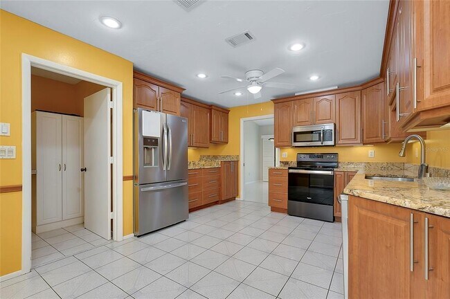 Building Photo - 49 Sandstone Cir