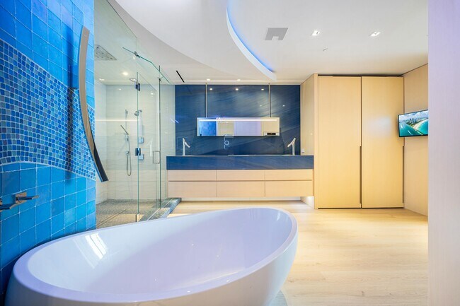 Building Photo - 5959 Collins Ave