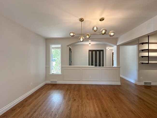 Building Photo - Stylish Grosse Pointe Woods Ranch with EV ...