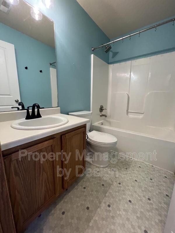 Building Photo - 1005 NE Kamies Ln