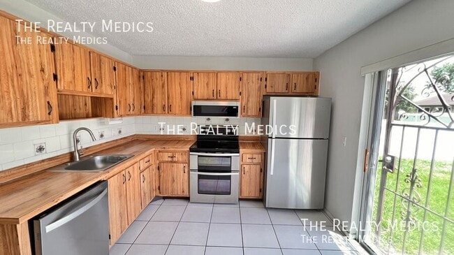Building Photo - 999 Mancha Real Dr