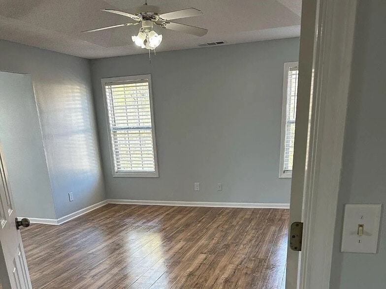 Building Photo - Room in House on Lakeview Rd