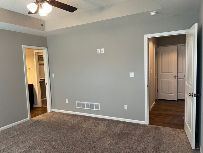 Building Photo - 400 Redwood Dr
