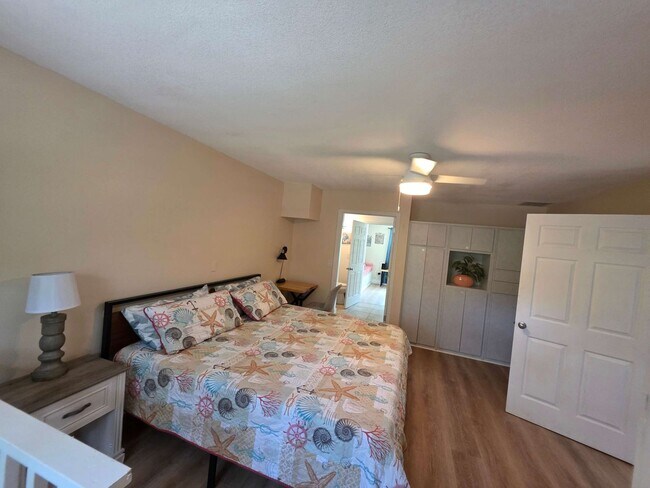 Building Photo - Vacation Home- on the Lake