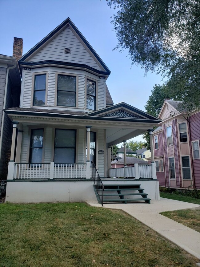 Building Photo - 1215 W Berry St