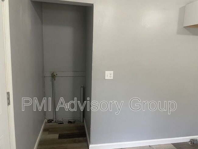 Building Photo - 2413 SW Mission Ave