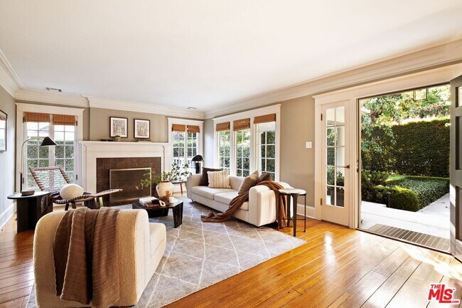 Building Photo - 1438 N Orange Grove Ave