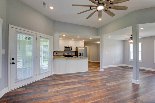 Building Photo - 133 Riverbend Dr