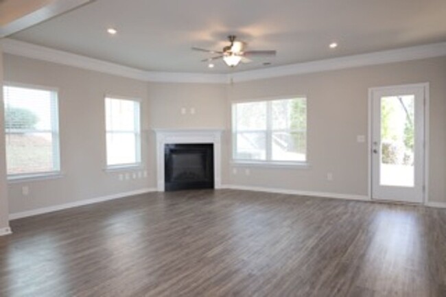 Building Photo - Beautiful 3 Bedroom Townhome-End Unit!