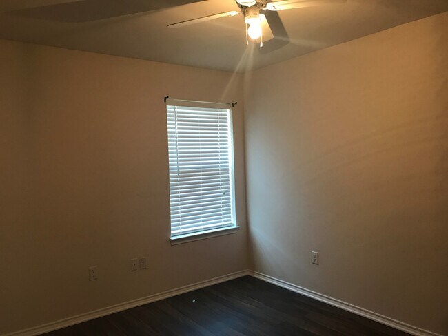 Building Photo - 4/2/2 Fenced yard NORTH LONGVIEW