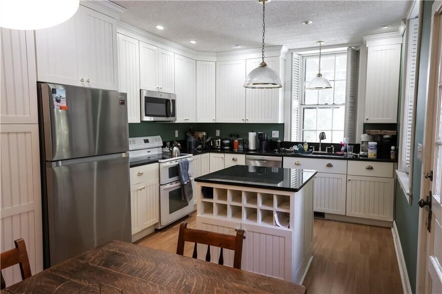 Building Photo - 6 Howe Ave