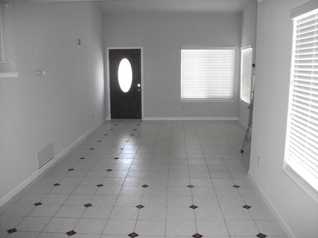 Building Photo - 4 bedroom home/ 2.5 Bath Single Family Hom...