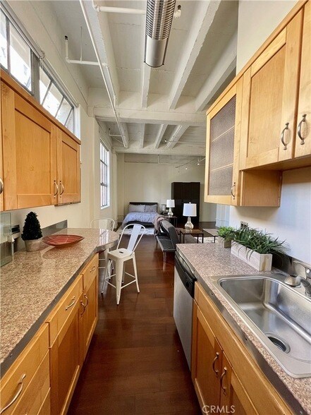 Building Photo - 312 W 5th St