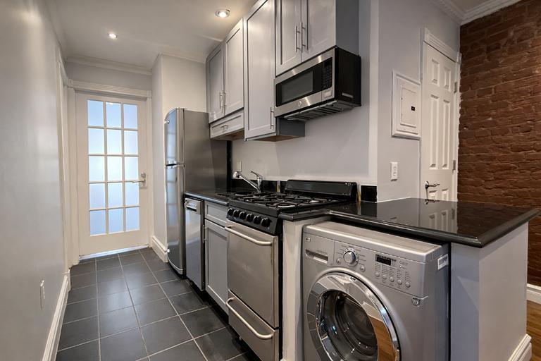 Building Photo - 416 E 13th St