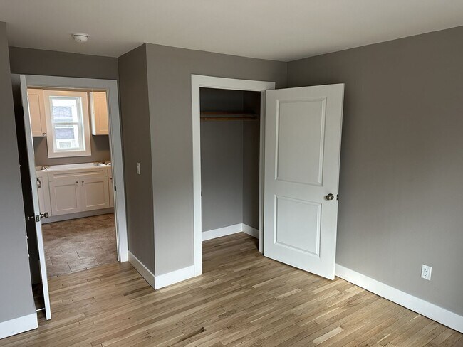 Building Photo - 234 Oak St