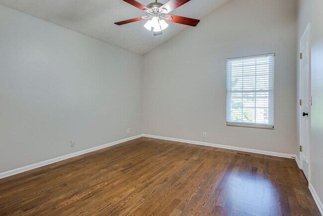 Building Photo - 3 Bed 2 Bath w/bonus room and fence for $2...