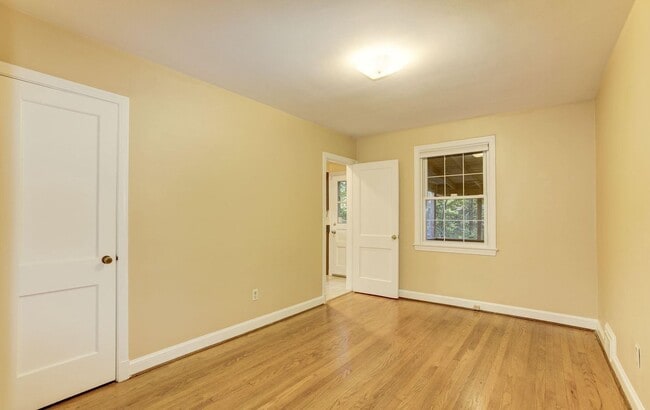 Building Photo - Absolutely Gorgeous Rambler in Great Location!