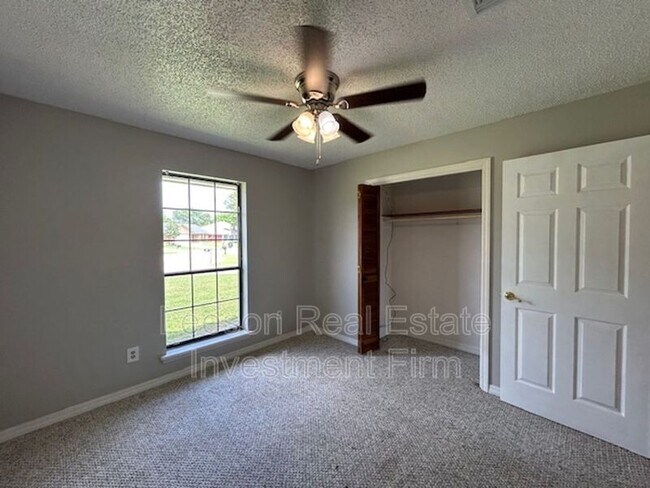 Building Photo - 5410 Mary Dr