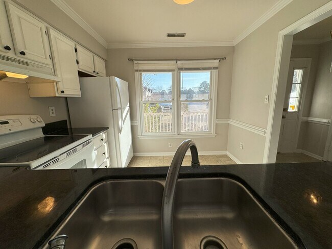 Building Photo - Great Neck area Townhome, Available Now!