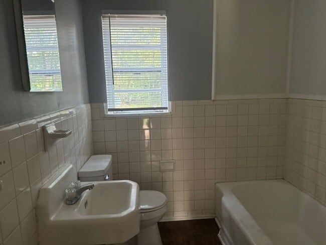 Building Photo - 304 Camellia Cir