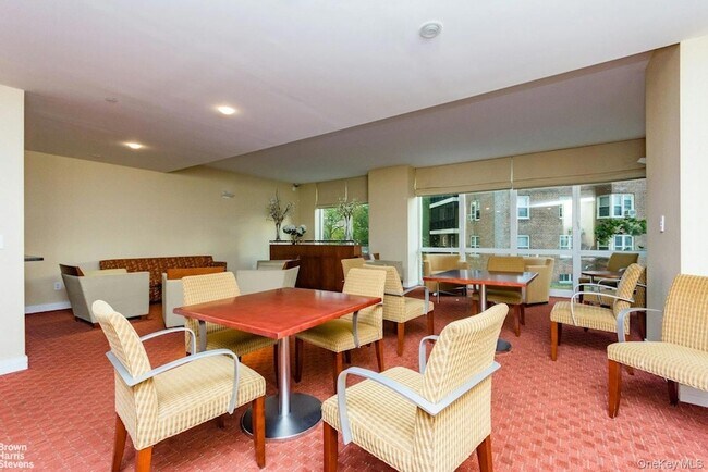 Building Photo - 640 W 237th St