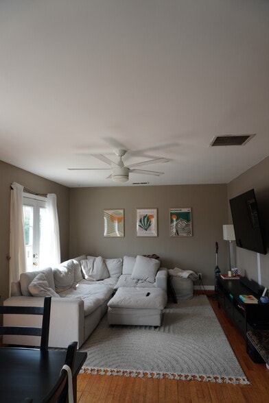 error here these are of 2bdroom - 1813 Oliver Ave