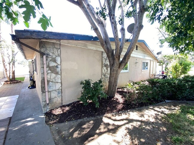 Building Photo - Remodeled 3 Bedroom 1 Bath Plus Single Car Garage