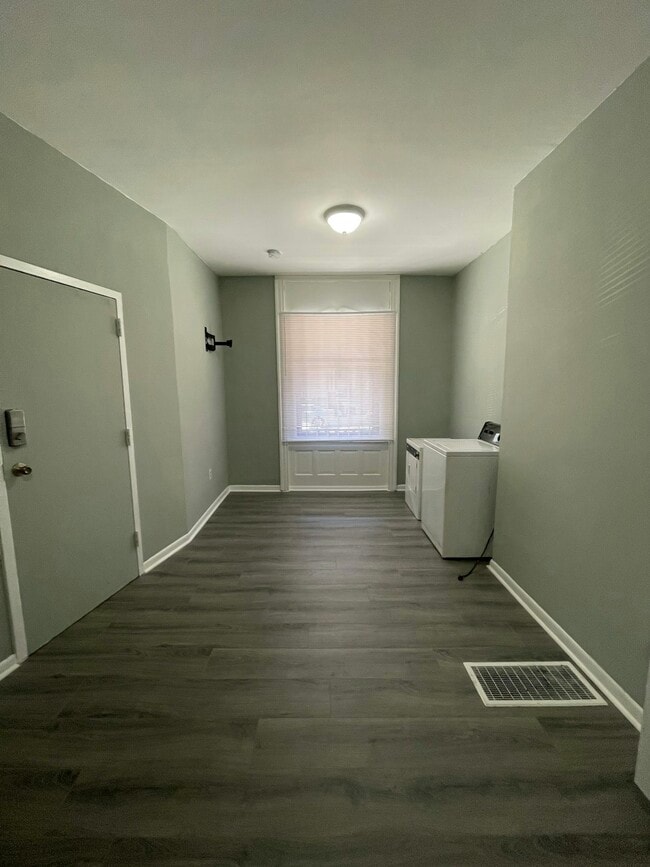 Building Photo - 2831 W Oxford St