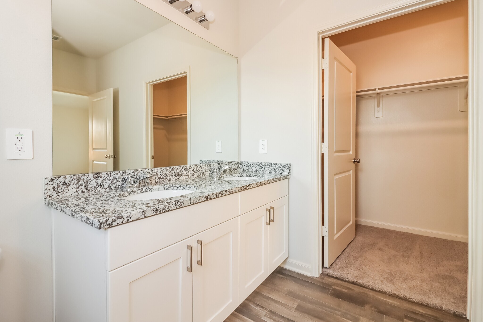 Building Photo - 5516 Fox Blf Dr