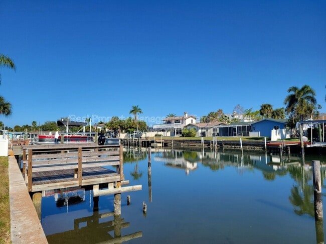 Building Photo - 1985 Cove Dr