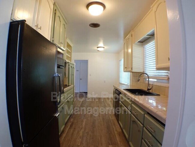 Building Photo - 708 Douglas Ln