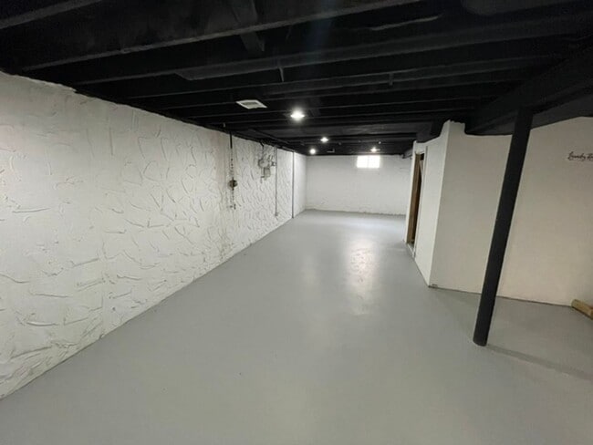 Building Photo - 815 Bella Ln