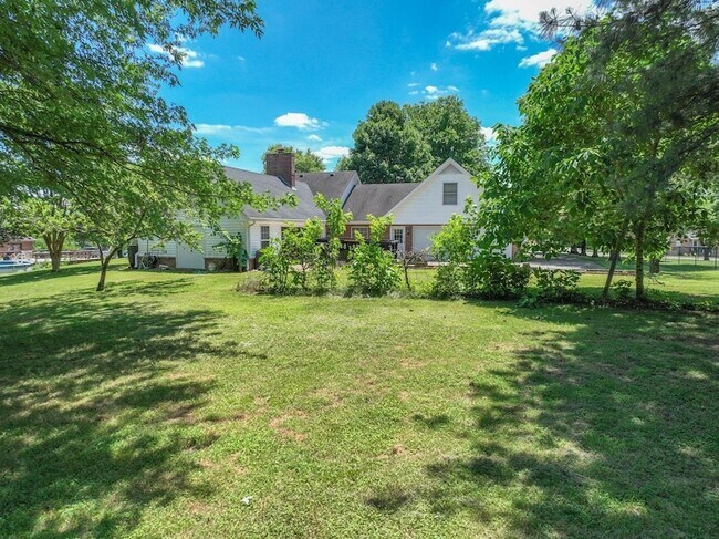 Building Photo - 2303 Friendship Dr