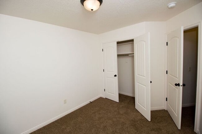 Building Photo - 3 bed, 2.5 bath town house