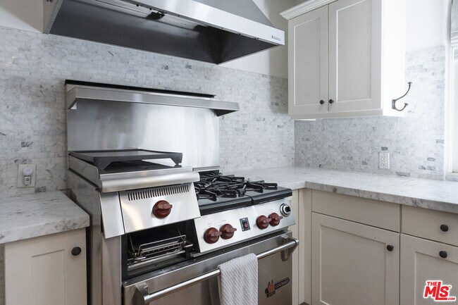 Building Photo - 1407 N Beverly Dr