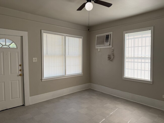 Building Photo - Single Story 2-Bedroom Home Ready for Move In!