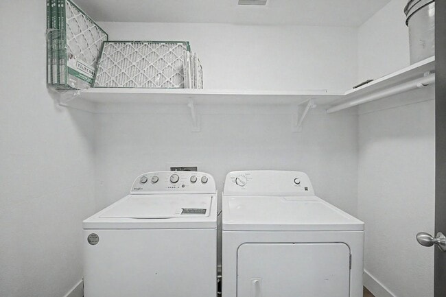 Building Photo - 6 Bed/ 3 Bath with Pool