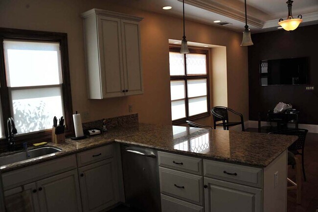 Building Photo - 225 W Angela St