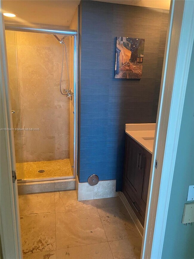 Building Photo - 1155 Brickell Bay Dr